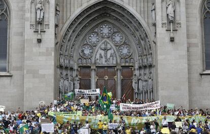 Manifestação na praça da Sé pede o impeachment de Dilma Rousseff.