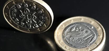 Una imagen muestra dos monedas de euro. 