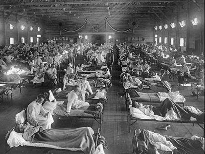 Víctimas de la <i>gripe española</i> en un hospital cercano a Fort Riley (Kansas) en 1918.