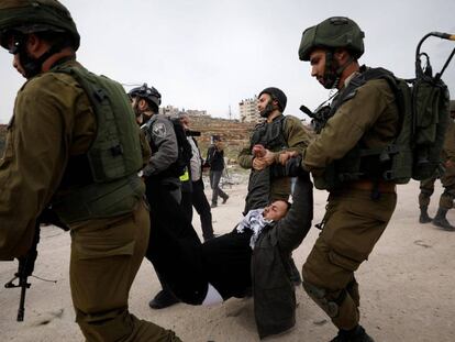 Tropas israel&iacute;es detienen a un manifestante palestino cerca de Ramala (Cisjordania).