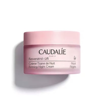 La crema Resveratrol-Lift de Caudalie tiene textura cashmere y efecto redensificante. Formulada con un 93% de ingredientes vegetales, alisa las arrugas y nutre todo tipo de pieles. 20% de descuento: ahorra 8 euros.