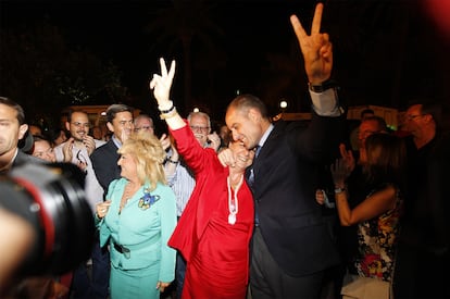 Rita Barberá y Francisco Camps celebran la victoria en las elecciones municipales y autonómicas.