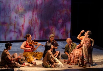 Ganavya Doraiswamy y los instrumentistas, sentados en el suelo, interaccionan con las inflexiones espontáneas del canto de Aruna Sairam (derecha).