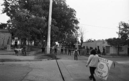 Policías provinciales vigilan el acceso a la Comisaría ante el arribo de la caminata 585.