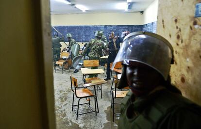 La policía antidisturbios se enfrentan a estudiantes en el interior de un aula en la universidad de Nairobi (Kenia). Los estudiantes protestaban por un incremento de las tasas universitarias.