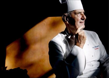 El cocinero francés Paul Bocuse posa para la prensa durante una visita a Ámsterdan en 2008.
