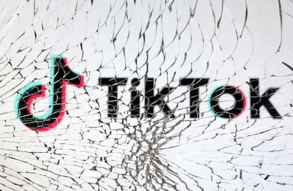 El logo de TikTok, mostrado en un cristal roto en una ilustración preparada.