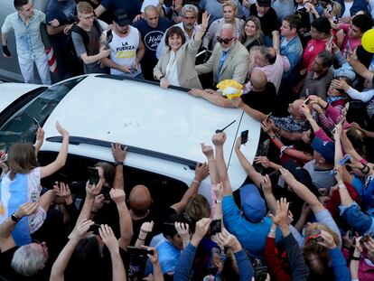 La candidata presidencial de Juntos por el Cambio, Patricia Bullrich, saluda a sus partidarios durante un cierre de campaña en la ciudad de Buenos Aires, el 16 de octubre de 2023.