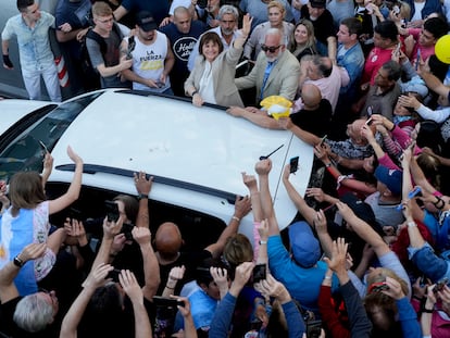 La candidata presidencial de Juntos por el Cambio, Patricia Bullrich, saluda a sus partidarios durante un cierre de campaña en la ciudad de Buenos Aires, el 16 de octubre de 2023.