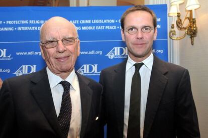 Rupert Murdoch y su hijo James, en octubre de 2010.