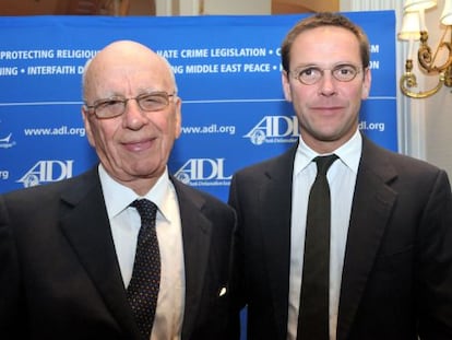 Rupert Murdoch y su hijo James, en octubre de 2010.