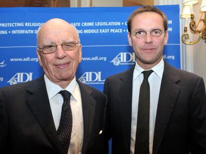 Rupert Murdoch y su hijo James, en octubre de 2010.