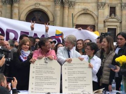 Ángela Robledo, Gustavo Petro, Antanas Mockus y Claudia López sostienen las tablas con sus 12 compromisos.