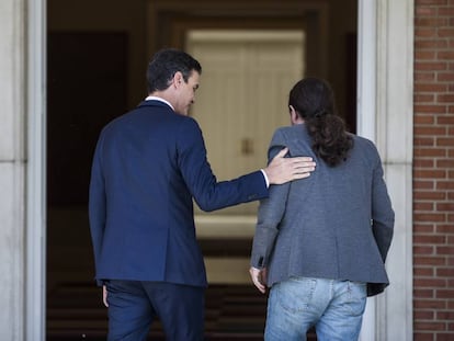 Pedro Sanchez recibe en el Palacio de La Moncloa al lider de Unidas Podemos, Pablo Iglesias, en una imagen de archivo.