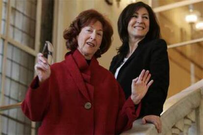 Las directoras de la próxima edición de la Bienal, María Corral y Rosa Martínez, durante la presentación del certamen artístico en Madrid.