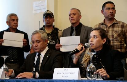 El general Patricio Carrillo y Andrea González Náder, entre otros partidarios del asesinado candidato presidencial Fernando Villavicencio, en una rueda de prensa este sábado en Quito (Ecuador).