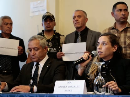 El general Patricio Carrillo y Andrea González Náder, entre otros partidarios del asesinado candidato presidencial Fernando Villavicencio, en una rueda de prensa este sábado en Quito (Ecuador).
