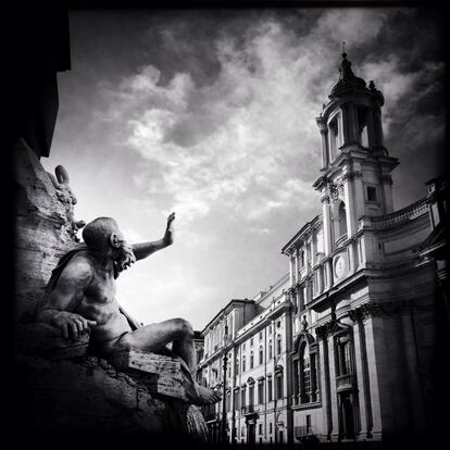 Vista de una estatua de la fuente de los Cuatro Ríos realizada por Bernini entre 1648-51 en la plaza Navona en Roma (Italia).