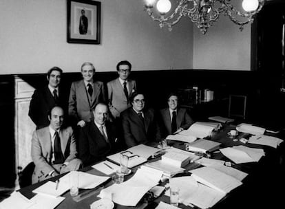 Los padres de la Constitución: Gabriel Cisneros, José Pedro Pérez Llorca y Miguel Herrero (de pie de izquierda a derecha). Sentados, Miquel Roca, Manuel Fraga, Gregorio Peces-Barba y Jordi Solé Tura. 