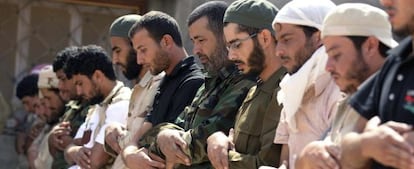 Rebeldes libios rezan en Bani Walid, Libia, hoy miércoles 28 de septiembre.
