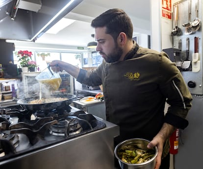 Anay Bueno cocinando un arroz de verduras. 