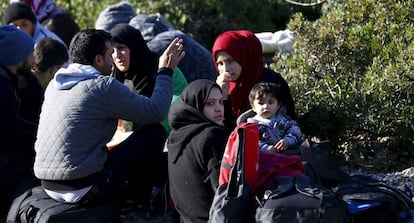 Refugiadas sirias esperan en la playa en la ciudad turca de Dikili la oportunidad de embarcar hacia Grecia. 