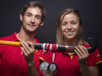 Vicenç Ruiz y Berta Bonastre con las medallas de plata y bronce de los Europeos.