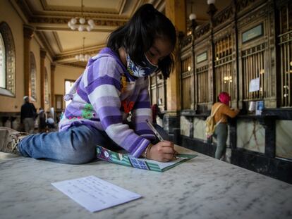 Una niña escribe su carta dirigida a los Reyes Magos a las oficinas de Correos de México.