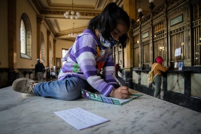 Una niña escribe su carta dirigida a los Reyes Magos a las oficinas de Correos de México.