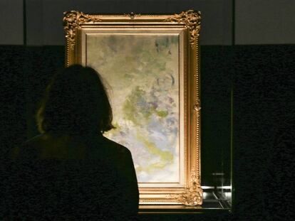 Dos personas observan el cuadro nunca visto de Claude Monet, en el centro Ideal. 