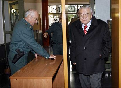 Luis Concepción, ayer, a su llegada a los juzgados de Alicante.