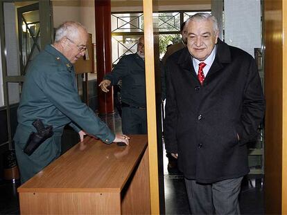 Luis Concepción, ayer, a su llegada a los juzgados de Alicante.