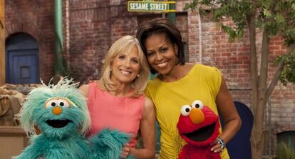 Michelle Obama y Jill Biden durante su participación en el programa de Barrio Sésamo, en 2011, para explicar su iniciativa Joining Forces.