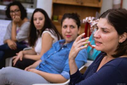 Milena Guiotti (dir) em evento do Cafeína