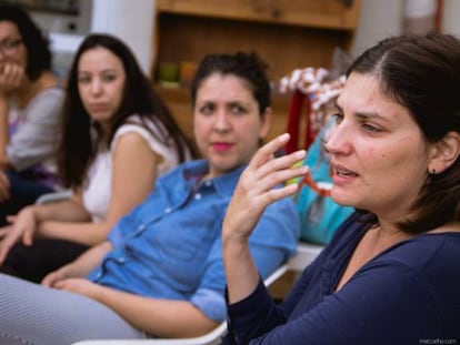 Milena Guiotti (dir) em evento do Cafeína