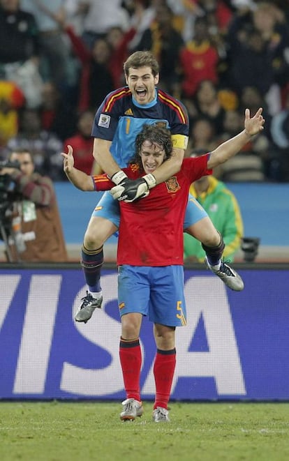 Casillas, subido a la espalda de Puyol, celebra la clasificación para la final del Mundial de Sudáfrica tras vencer a Alemania en las semifinales.
