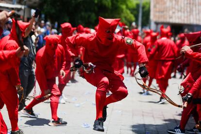 En la localidad de Texistepeque, en El Salvador, hombres locales se visten de Talcigüines, unos personajes que representan a gente poseída y que durante una obra teatral escenifican la lucha entre el bien y el mal.