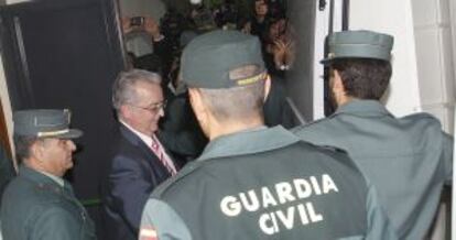 Guardias civiles conducen al exconsejero de Empleo de la Junta Antonio Fernández a un furgón para trasladarlo a prisión.