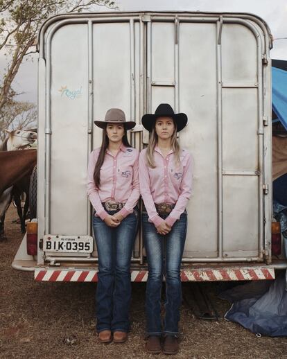 Las hermanas Danielle Marcos de Lima (izquierda) y Luly Assis de Lima, estudiantes de Medicina que crecieron alrededor de los caballos y el ganado. 