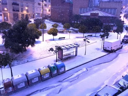 Aspecte d'un carrer de Mataró, diumenge a la nit.