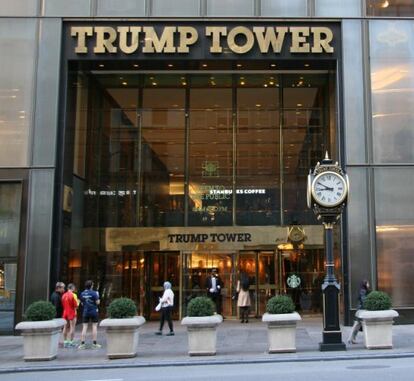 Entrada al edificio insignia de la marca Trump