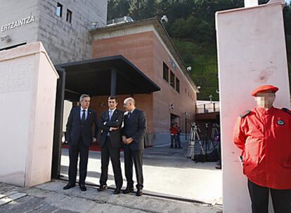 De izquierda a derecha Rafael Iturriaga, Patxi López y Rodolfo Ares, durante el acto de esta mañana.