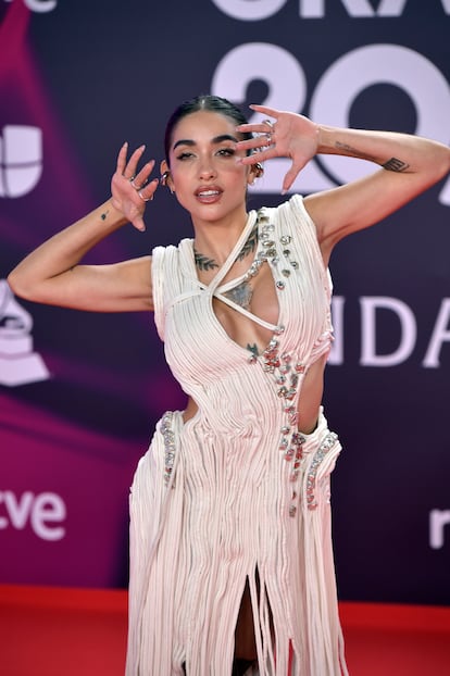 Mara Becerra, que se decant por un vestido blanco, a su llegada a la ceremonia celebrada en Sevilla. 