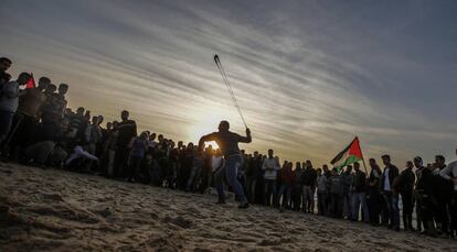 Un manifestante lanza una piedra en una protesta contra Israel en la franja de Gaza.
