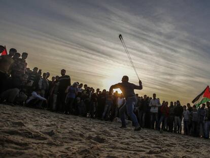 Un manifestante lanza una piedra en una protesta contra Israel en la franja de Gaza.