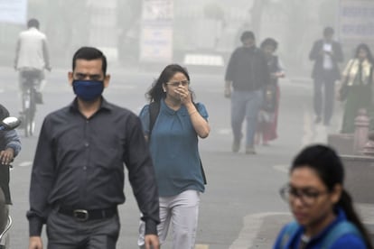 En las calles de esta megalópolis de unos 20 millones de habitantes, algunos peatones se protegían en vano del aire tóxico, al anudar un pañuelo o atuendo en torno al rostro.