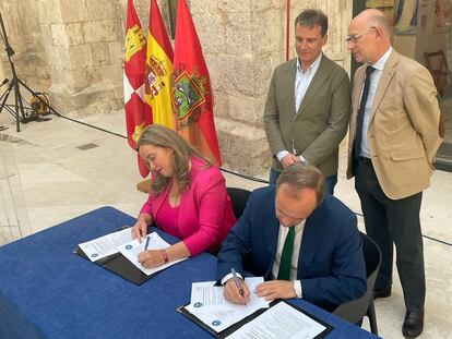 Cristina Ayala, a la izquierda, y Fernando Martínez-Acítores firman el acuerdo, este jueves, en el claustro del Monasterio de San Juan.