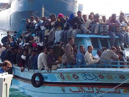 Una barcaza con 32 inmigrantes a bordo llega a Ragusa (Sicilia) tras ser interceptada por un guardacostas italiano.