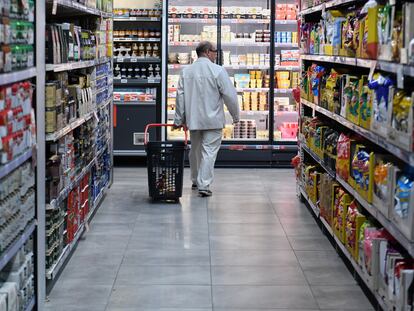 Una persona hace la compra en un supermercado Dia de Madrid.