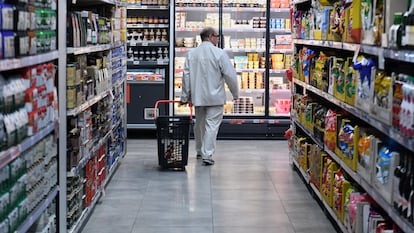 Una persona hace la compra en un supermercado de Madrid.